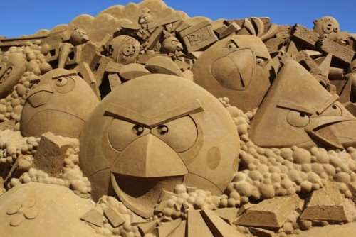 angry-birds-sand-sculpture1